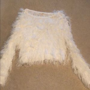 Fuzzy sweater-white